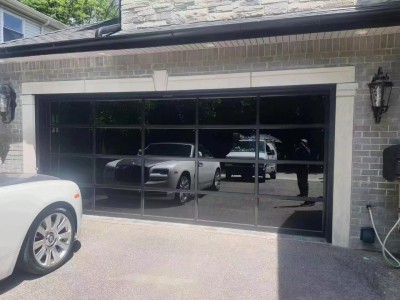 The mirrored garage door is high-end and luxurious, showing fashion taste